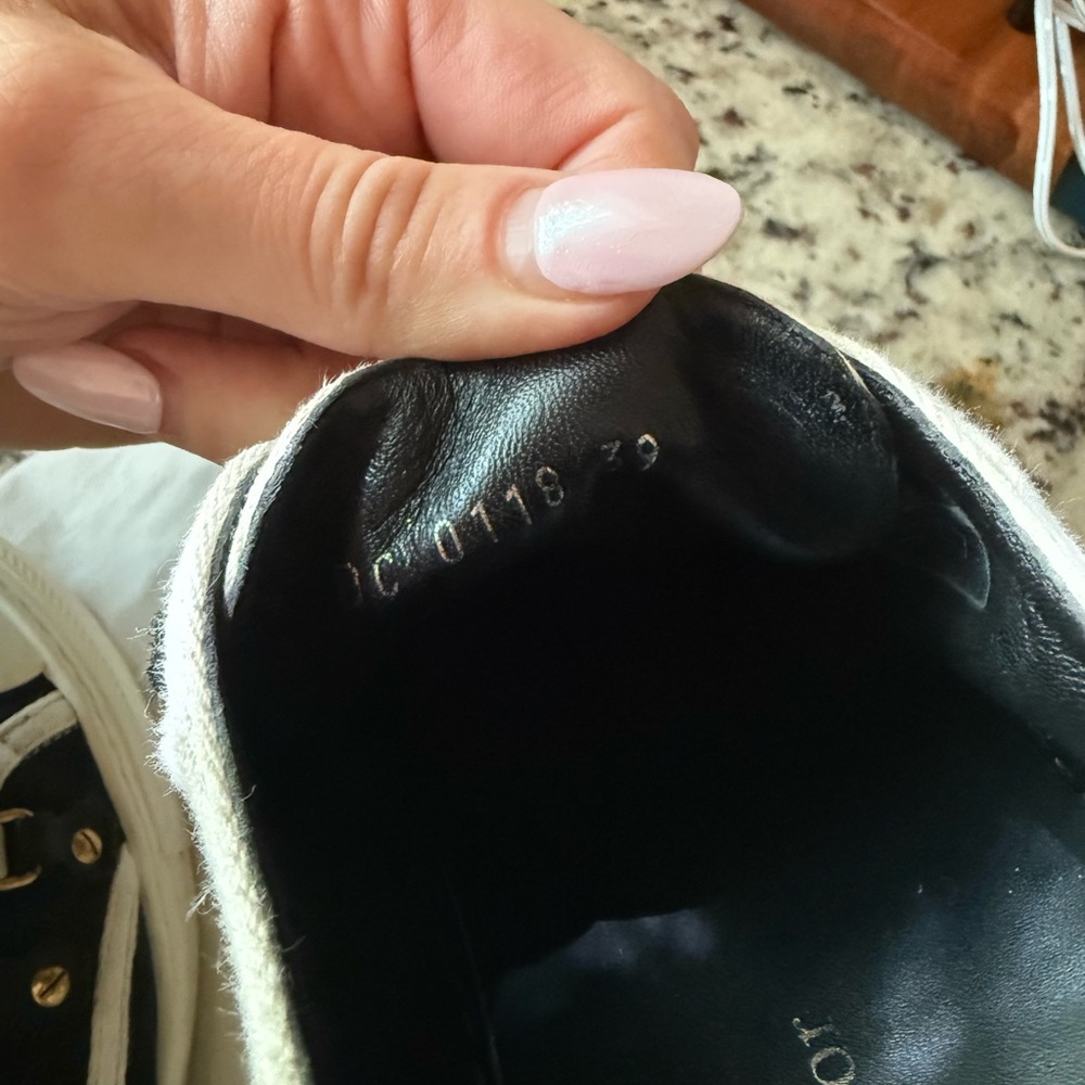 Trade for Suzy Walk’n’Dior sneakers - Picture 13 of 13